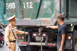 Xe tải làm rơi bùn đất trên phố Láng Hạ gây mất an toàn