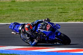 Siêu môtô Yamaha YZR-M1 trang bị động cơ V4 hoàn toàn mới