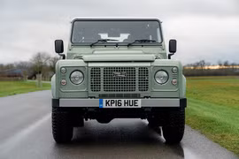 Chiếc Land Rover Defender này có gì mà các đại gia tranh nhau mua?