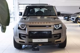 "Soi" Land Rover Defender OCTA từ 17,9 tỷ đồng đầu tiên về Việt Nam 