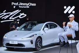 [GALLERY] Đại gia Jimmy Choo "thửa" ôtô điện tên mình, bán 887 triệu đồng
