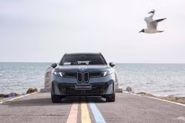 [GALLERY] BMW iX3 L 2026 ra mắt - màn hình "khủng" 43,3 inch, từ 1,04 tỷ đồng