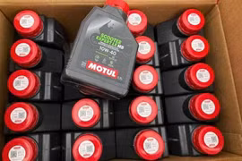 Hải quan chủ trì phát hiện 16.000 hộp dầu nhớt giả nhãn hiệu MOTUL