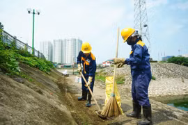 Hồ Hạ Đình sạch trở lại sau đợt ra quân xử lý rác thải tâm linh