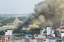 Cháy lớn tại xưởng nhựa ở Hà Nội, huy động máy xúc hỗ trợ dập lửa