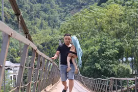Thót tim cảnh người dân đi lại trên cầu treo xiêu vẹo như sắp rơi