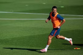 Áo Ronaldo giá 4 triệu đồng vẫn cháy hàng: Sức mạnh của kinh tế thần tượng