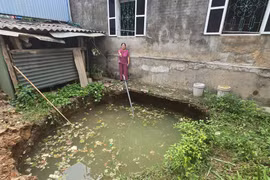 Sau tiếng động lớn, hố sâu 4m xuất hiện giữa khu dân cư