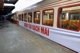 Y bác sĩ Bạch Mai đi tàu hỏa đến Ninh Bình làm việc mỗi ngày