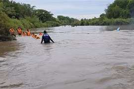 Nam sinh mất tích khi tắm sông cùng bạn