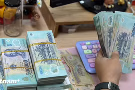 Tiền nhàn rỗi đổ vào ngân hàng, tiền gửi dân cư tăng kỷ lục