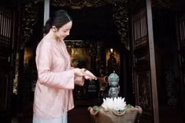 Vợ cầu thủ Phan Văn Đức khoe nhan sắc dịu dàng khi đi chùa đẹp an yên
