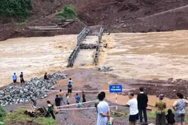 Nghệ An mưa lớn gây ngập sâu, chia cắt nhiều khu vực 