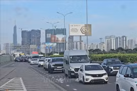 Ùn ứ dài 10 km trên cao tốc TP HCM - Long Thành ngày lễ thứ hai