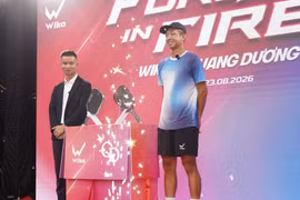 Người hâm mộ đội mưa gặp Quang Dương tại Hà Nội