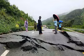 Mưa lũ làm đứt gãy quốc lộ 4B từ Lạng Sơn đi Quảng Ninh
