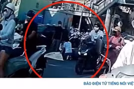 Cháu bé tử vong trong vụ va chạm xe máy và xe buýt ở trung tâm Hà Nội