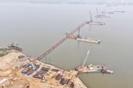 Cận cảnh công trường cầu vượt sông Hồng trị giá gần 10.000 tỷ đồng