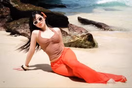Cựu hot girl Vân Tiny khoe nhan sắc rạng rỡ tại bãi biển Bali 