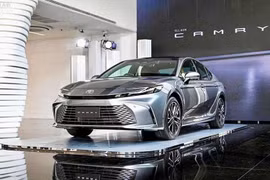 Toyota Camry tại Việt Nam cắt bản máy xăng, khởi điểm lên 1,46 tỷ đồng