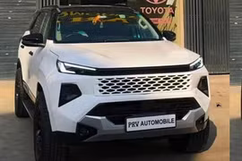Toyota Fortuner thế hệ mới bất ngờ lần đầu “lăn bánh” trên phố?
