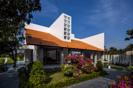 Nhà ngói đỏ yên bình giữa làng quê quen thuộc 