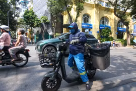 [GALLERY] Xe điện, trạm HUB hướng tới xanh hóa công tác thu gom rác đô thị