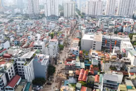 [GALLERY] Cận cảnh công trường mở rộng ngõ 381 Nguyễn Khang ở Hà Nội