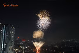 [GALLERY] Pháo hoa rực sáng hồ Văn Quán kỷ niệm Ngày Giải phóng Thủ đô