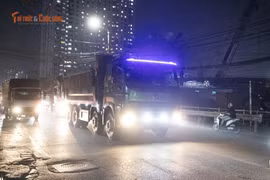 [GALLERY] Ô tô lắp đèn LED siêu sáng gây chói mắt người đi đường ở Hà Nội