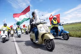 Hơn 25.000 xe máy Vespa từ 67 quốc gia đổ về thành Rome, Ý