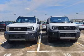 [GALLERY] "Hàng nóng" Toyota Land Cruiser FJ cập cảng Việt Nam, chờ ra mắt