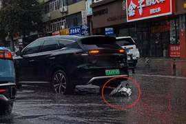 BYD Tang rơi cụm mô tơ điện giữa đường, hãng xe Trung Quốc nói gì?