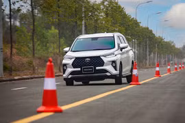 Toyota Veloz Cross giảm 85 triệu đồng, "đấu" Mitsubishi Xpander