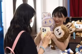 Xu hướng 'chi tiền tự thưởng' lên ngôi, giới trẻ đang tiêu dùng vì cảm xúc?