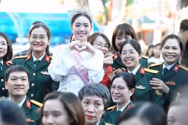 Nữ quân nhân đầu tiên đoạt Á hậu Hoa hậu Việt Nam gây sốt mạng