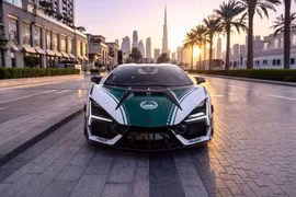 Lamborghini Revuelto độ cực hiếm của Mansory tặng cảnh sát Dubai 