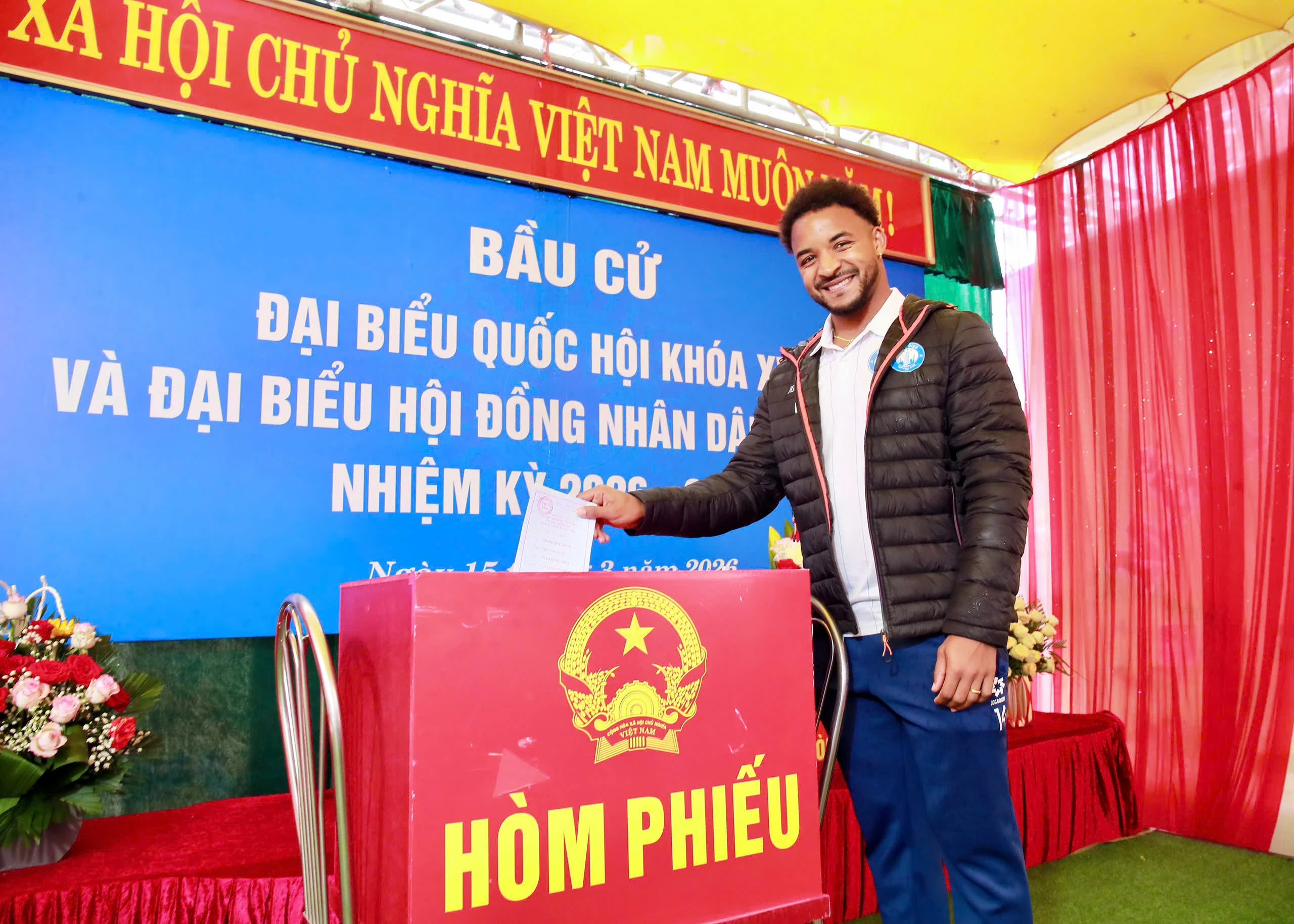 Xuân Son, Hoàng Hên xúc động lần đầu cầm lá phiếu công dân Việt Nam