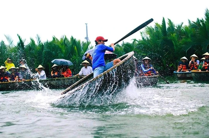 Hội An mê hoặc du khách với điệu múa thúng giữa rừng dừa trên hồ Bảy Mẫu