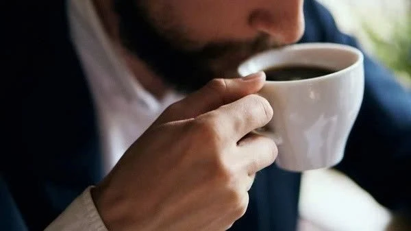 Điều gì xảy ra với cơ thể khi uống cà phê lúc bụng đói?
