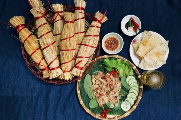 Đặc sản gói rơm khô giòn sần sật, món ngon lạ miệng của miền đất võ
