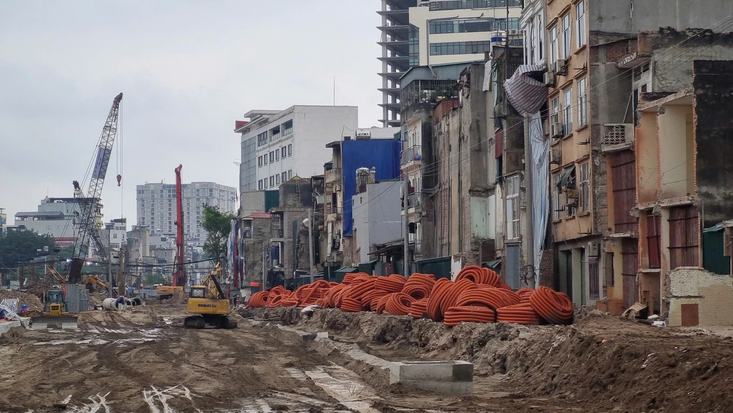 Vành đai 1 lộ diện nhà 'siêu mỏng, siêu méo' sau giải phóng mặt bằng