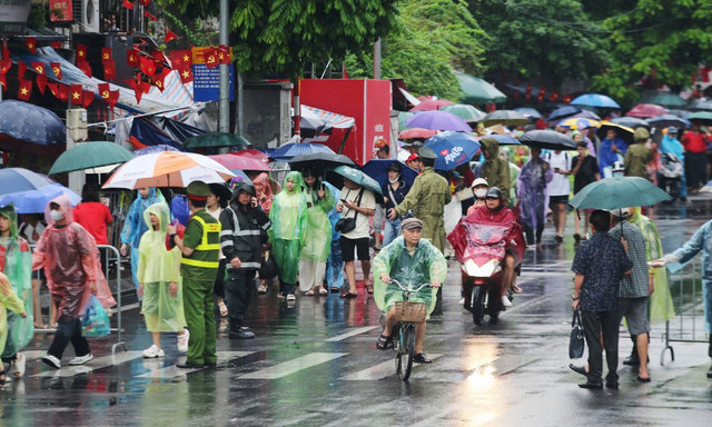 Dòng người xếp hàng trên phố, di chuyển dần tới khu vực đường Hùng Vương, Nguyễn Thái Học chờ xem diễu binh. thaihoc3.jpg