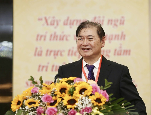 TSKH Phan Xuân Dũng nhấn mạnh, các cấp ủy cần nghiên cứu, để xuất nhiệm vụ giải pháp xây dựng Đảng phù hợp với thực tiễn. bacdung1.jpg