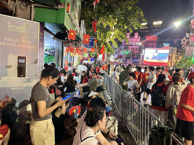 Khung cảnh đông đúc người dân tại Nguyễn Thái Học. Ai cũng háo hức chờ đợi giây phút được chiêm ngưỡng các đoàn diễu binh, diễu hành đi qua. le1.jpg