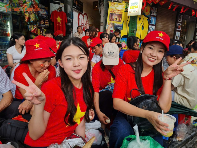 Ngay từ sáng 1/9, người dân đã tập trung đông kín khu vực Tràng Thi - Tràng Tiền. Hai bạn trẻ đến từ Mỹ Đình xếp hàng từ lúc 7h sáng cho biết, đang rất háo hức trước ngày lễ lớn của đất nước. kto-tl_trangtien1.jpg