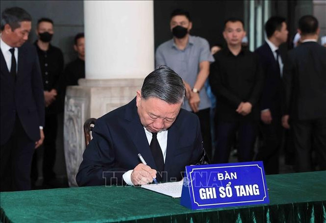 Tổng Bí thư Tô Lâm ghi sổ tang tại lễ viếng nguyên Chủ tịch nước Trần Đức Lương. Ảnh: TTXVN. so-tang1.jpg