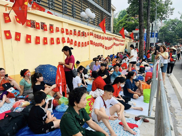 Ai cũng mong có vị trí thuận lợi để chứng kiến khoảnh khắc thiêng liêng trong lễ diễu binh chào mừng Quốc khánh 2/9. kto-tl_hangchao2.jpg