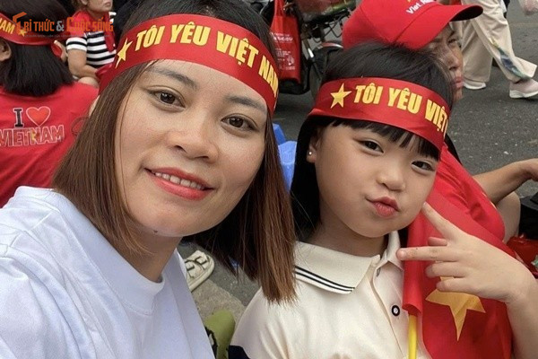 Chị Vi, quê ở Bắc Ninh (tức Bắc Giang trước khi sáp nhập) có mặt từ sáng sớm tại phố Hàng Cháo để tìm chỗ ngồi. Chị chia sẻ: "Tôi và bé gái lên Hà Nội từ hôm qua, hôm nay ra xếp chỗ sớm để chắc chắn ngày mai sẽ được tận mắt nhìn thấy đoàn diễu binh. Cả đời chỉ có vài dịp như thế này, nên dù mệt hay trời mưa gió, chúng tôi cũng rất háo hức và thấy may mắn khi có cơ hội chứng khiến không khí trang nghiêm". kto-tl_hangchao1.jpg