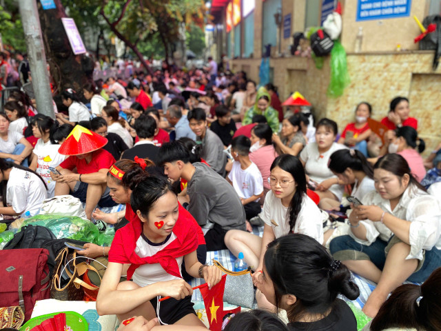 Nhiều người tranh thủ gọi điện về cho gia đình để cập nhật tình hình hiện tại. 7.jpg